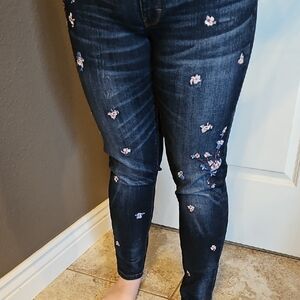 Outfit Pairing High-Rise Jeans with Pink Floral Embroidery And Silky Top